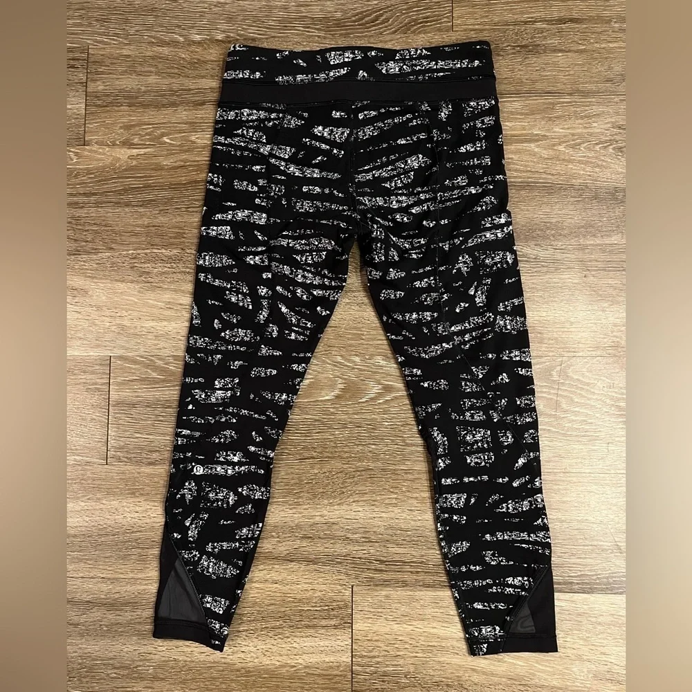 Lululemon Inspire Tight II in Graf Black White / Black Size 8